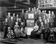 812924 Groepsportret van het personeel van de Utrechtsche Stoom-grofsmederij Firma P.H. Hörmann en leden van de familie ...